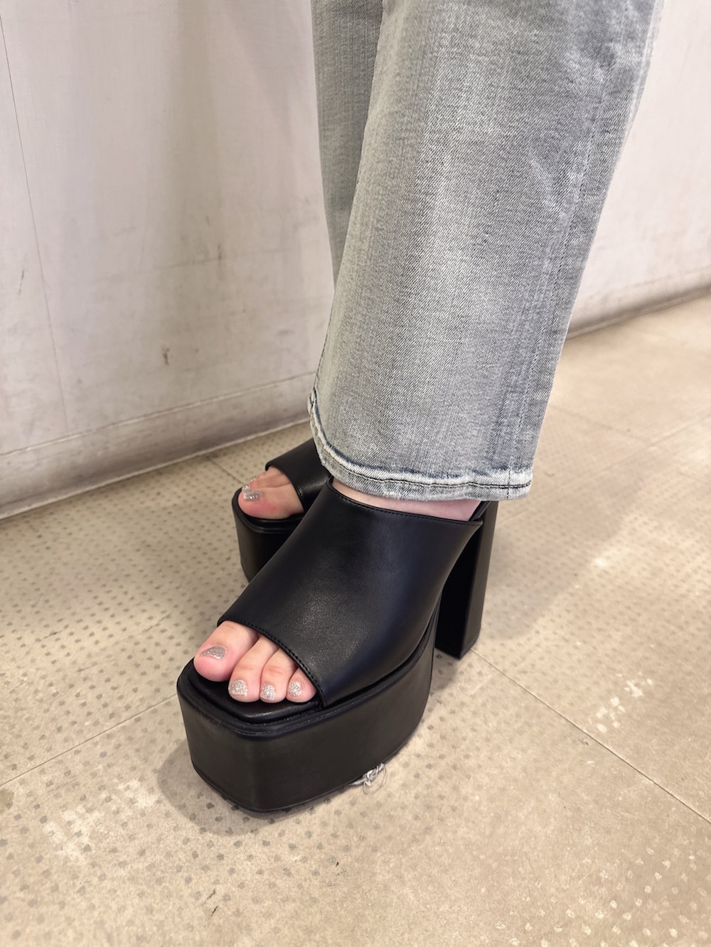 その他のニット/セーター、ブルー系のデニムパンツ、ブラック系のサンダルを着用したレディースの夏コーディネートの8枚目の写真
