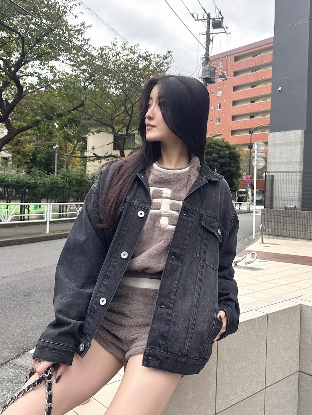 ブラック系のデニムジャケット、ベージュ系のTシャツ/カットソー、ベージュ系のその他パンツを着用したレディースの秋コーディネートの2枚目の写真