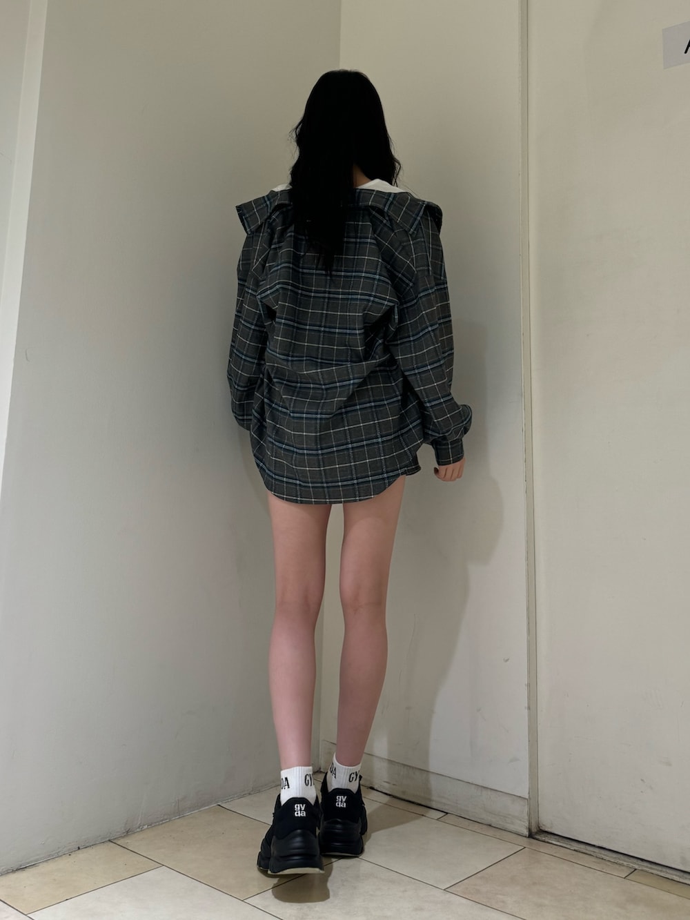 ホワイト系のTシャツ/カットソー、グレー系のシャツ/ブラウス、グレー系のその他パンツを着用したレディースの夏コーディネートの8枚目の写真