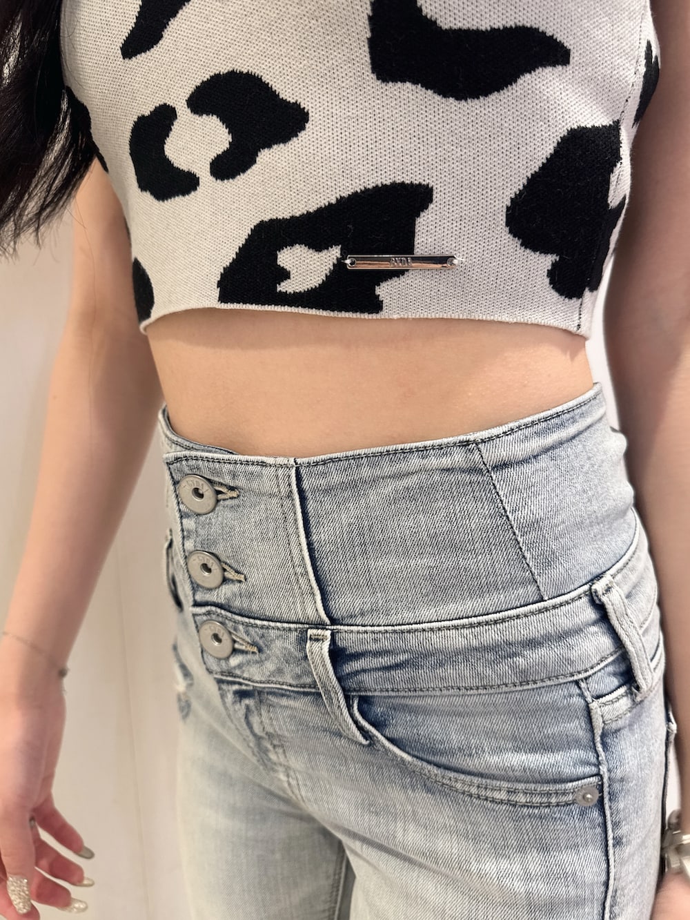 その他のニット/セーター、ブルー系のデニムパンツ、ブラック系のサンダルを着用したレディースの夏コーディネートの7枚目の写真