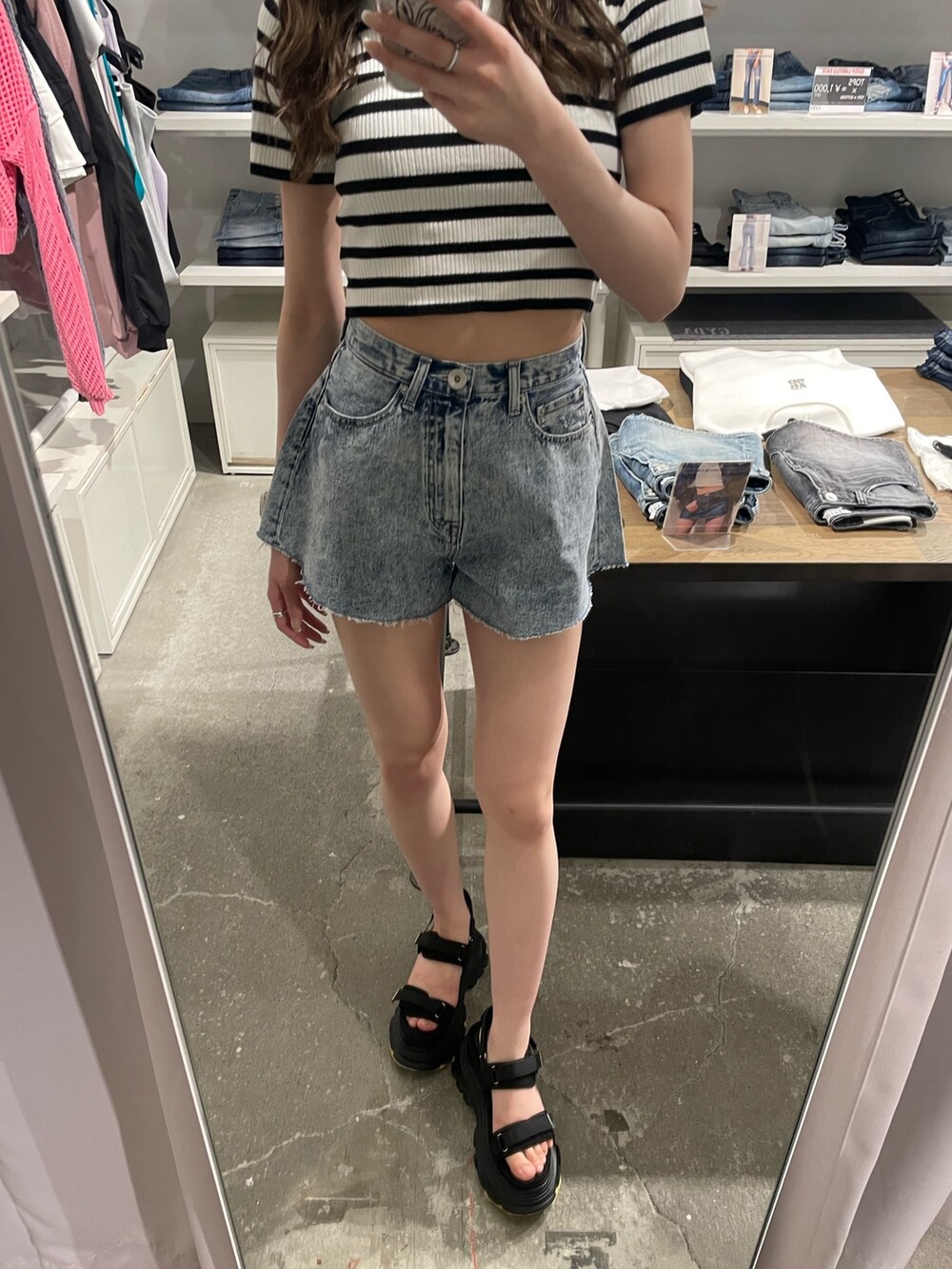 その他のニット/セーター、ブルー系のデニムパンツ、ブラック系のサンダルを着用したレディースの春コーディネートの3枚目の写真