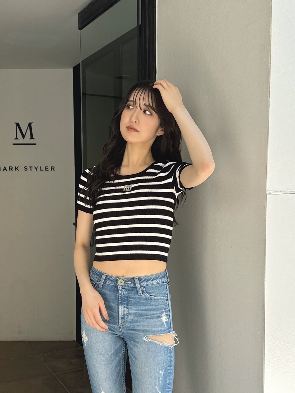 その他のニット/セーター、ブルー系のデニムパンツ、ブラック系のサンダルを着用したレディースの夏コーディネートの3枚目の写真