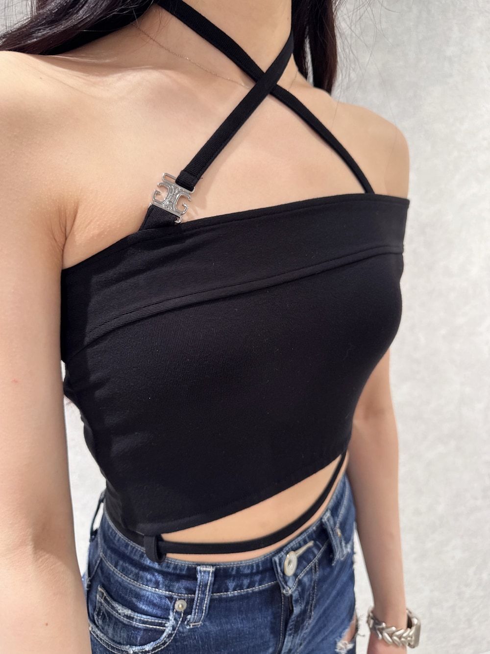 グレー系のシャツ/ブラウス、ブラック系のTシャツ/カットソー、ブルー系のデニムパンツを着用したレディースの夏コーディネートの7枚目の写真