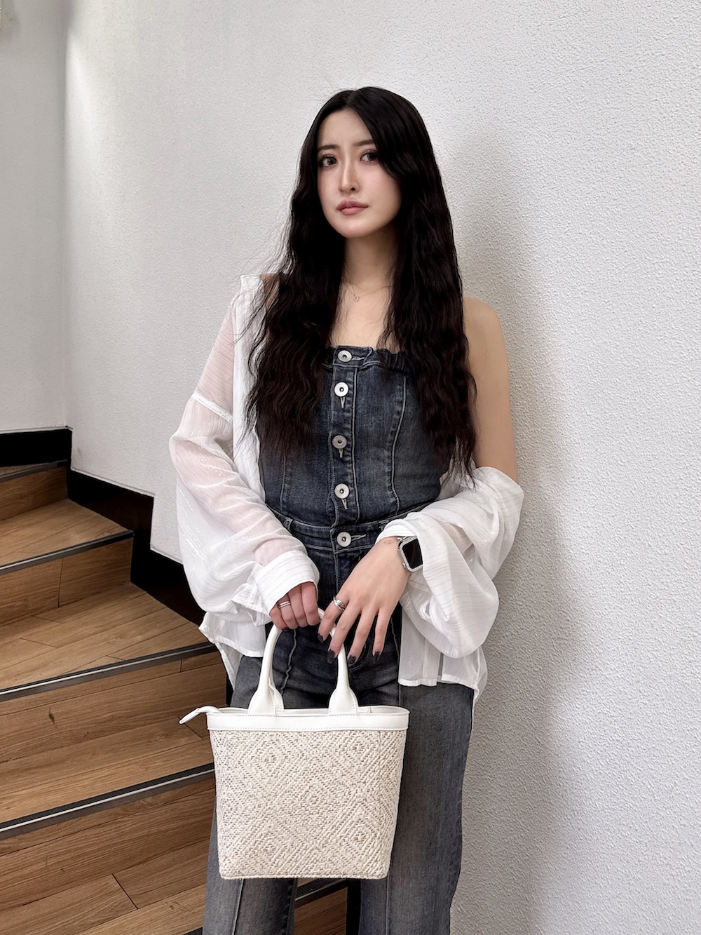 ホワイト系のシャツ/ブラウス、ブルー系のつなぎ/オールインワン、ホワイト系のサンダルを着用したレディースの春コーディネートの2枚目の写真