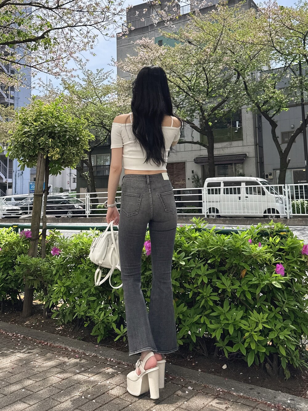 ホワイト系のTシャツ/カットソー、ホワイト系のバックパック/リュック、ホワイト系のサンダルを着用したレディースの春コーディネートの3枚目の写真