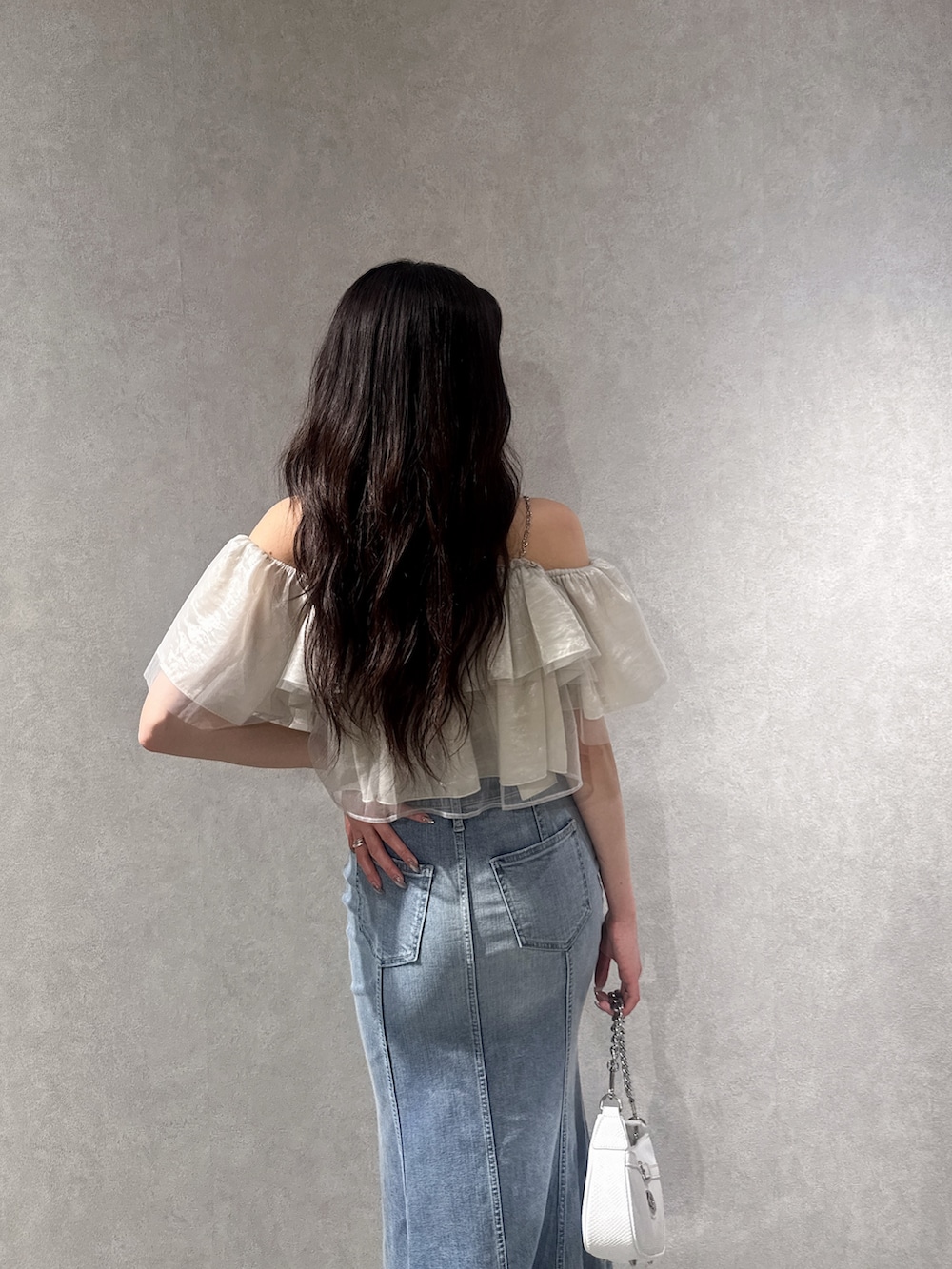 ベージュ系のシャツ/ブラウス、ブルー系のデニムスカート、ホワイト系のサンダルを着用したレディースの夏コーディネートの5枚目の写真