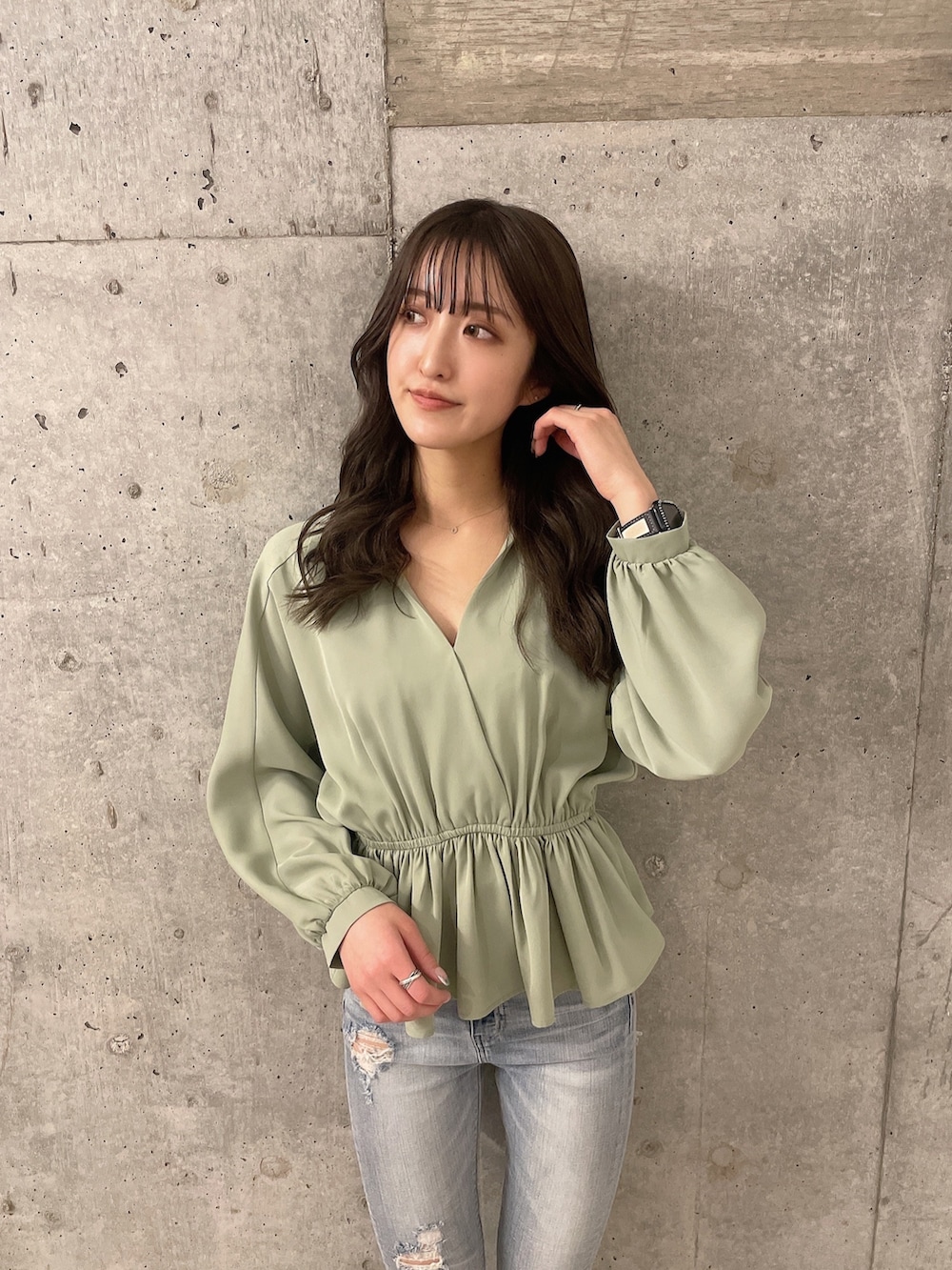 グリーン系のシャツ/ブラウス、ブルー系のデニムパンツ、ホワイト系のパンプスを着用したレディースの春コーディネートの2枚目の写真