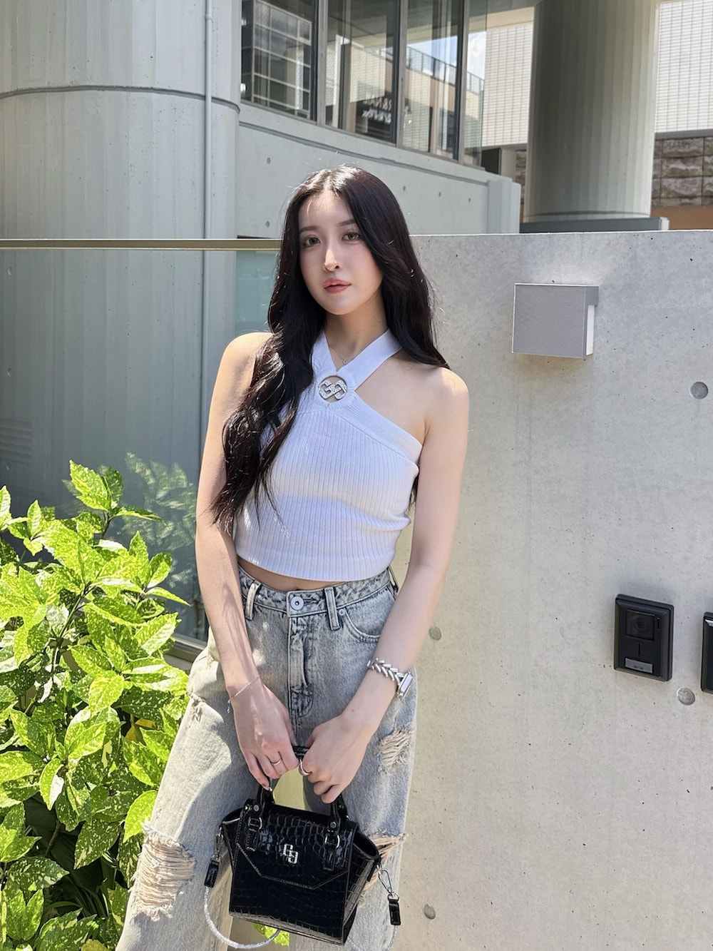 ホワイト系のタンクトップ、ブルー系のつなぎ/オールインワン、ホワイト系のサンダルを着用したレディースの春コーディネートの3枚目の写真