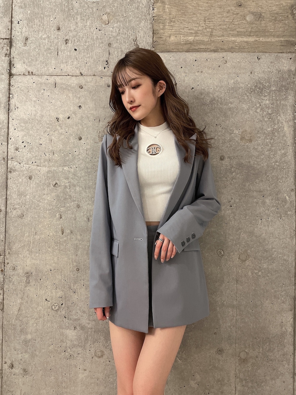 ブルー系のスカート、ブルー系のテーラードジャケット、ホワイト系のTシャツ/カットソーを着用したレディースの春コーディネートの2枚目の写真