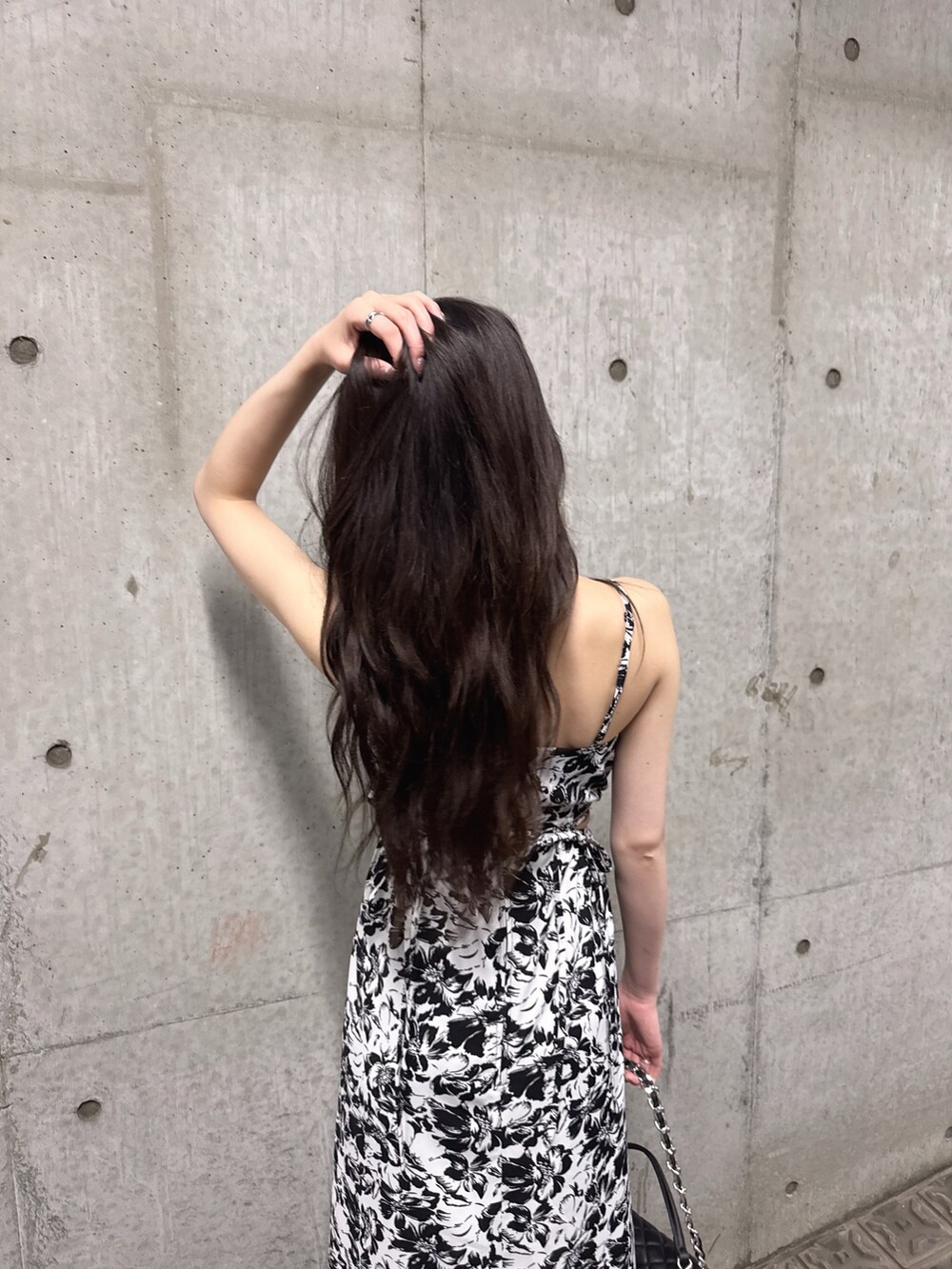 ブラック系のサンダル、その他のワンピース、ブラック系のハンドバッグを着用したレディースの夏コーディネートの6枚目の写真