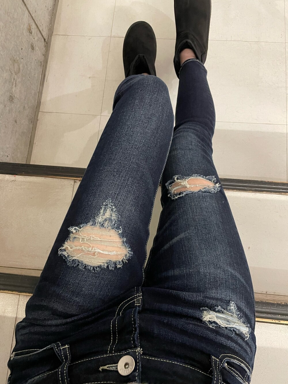 ベージュ系のニット/セーター、ブルー系のデニムパンツ、ブラック系のブーツを着用したレディースの冬コーディネートの5枚目の写真