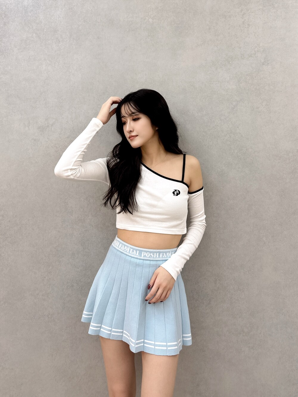 ブルー系のスカート、ホワイト系のTシャツ/カットソー、ホワイト系のブーツを着用したレディースの春コーディネートの3枚目の写真