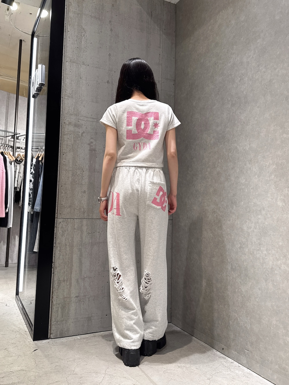 グレー系のTシャツ/カットソー、グレー系のスウェットパンツを着用したレディースの春コーディネートの3枚目の写真