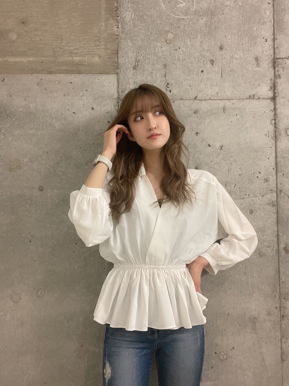 ブルー系のデニムパンツ、ホワイト系のシャツ/ブラウス、ホワイト系のパンプスを着用したレディースの冬コーディネートの2枚目の写真