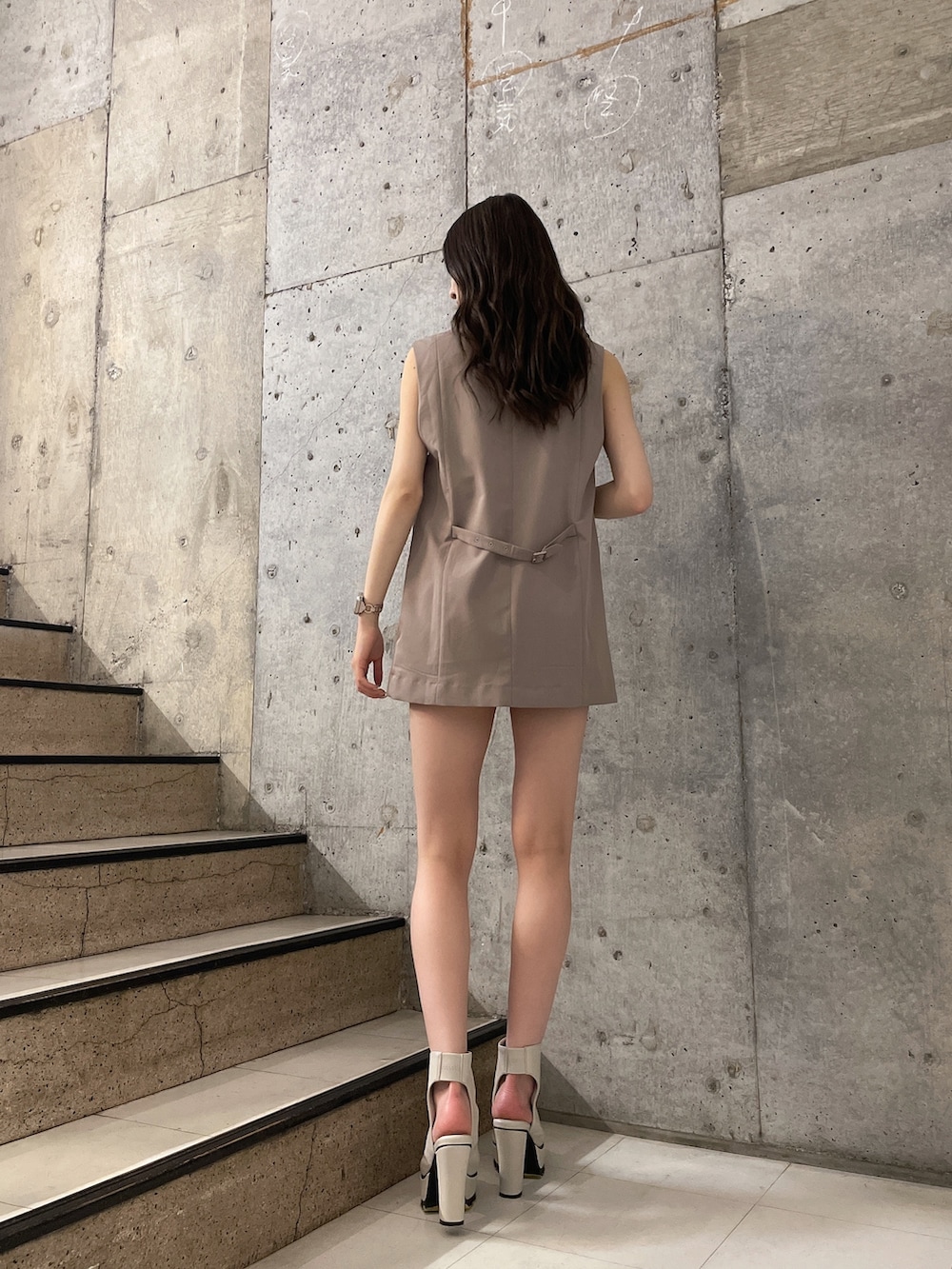 ホワイト系のブーツ、ベージュ系のその他パンツ、ホワイト系のチューブトップを着用したレディースの春コーディネートの2枚目の写真