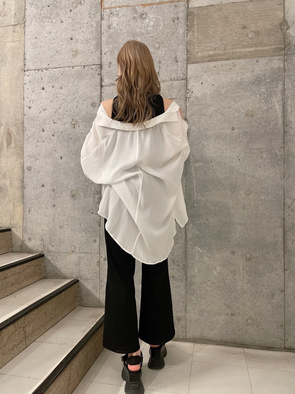 ブラック系のつなぎ/オールインワン、ホワイト系のシャツ/ブラウス、ブラック系のサンダルを着用したレディースの春コーディネートの2枚目の写真