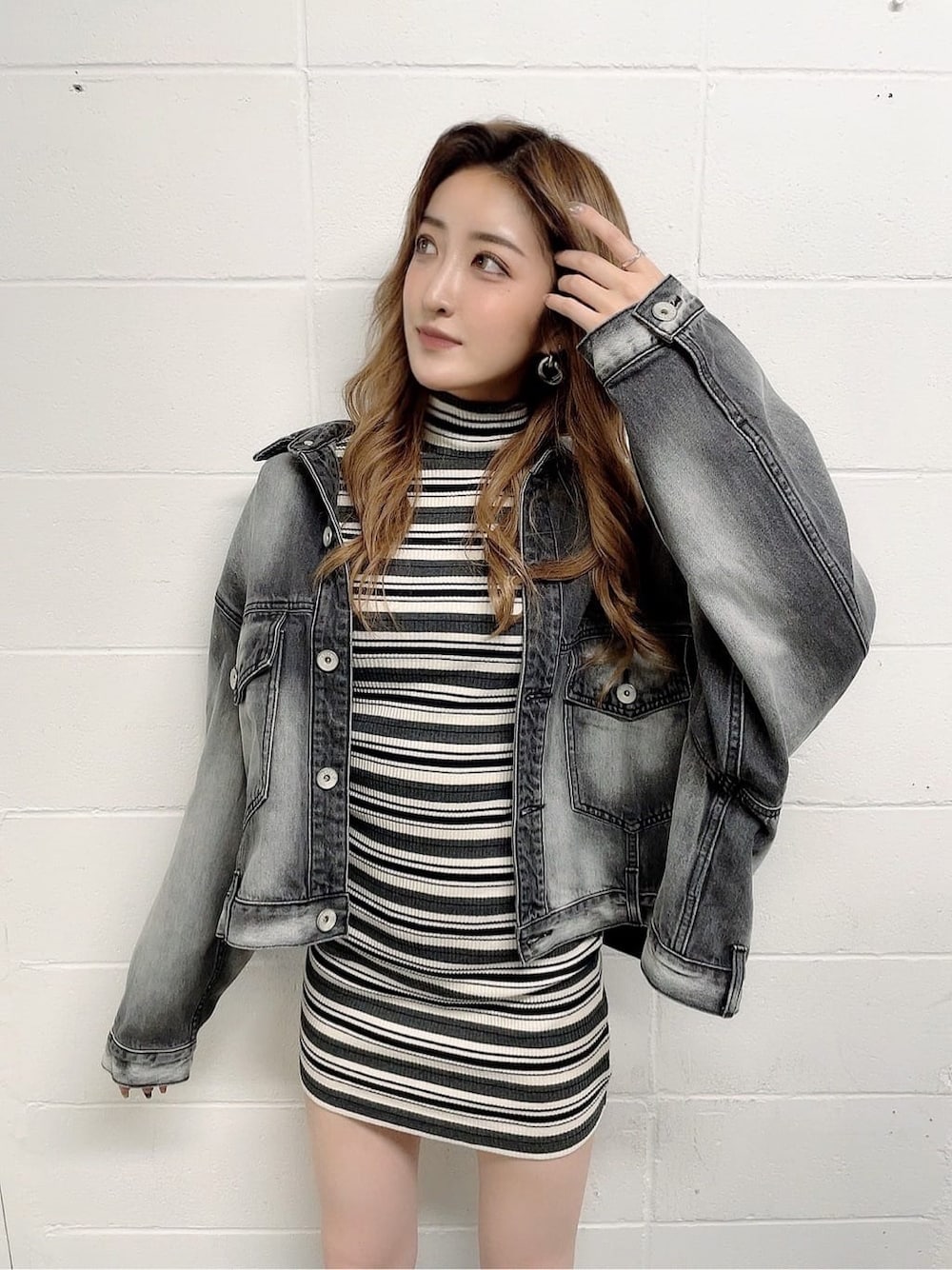 その他のワンピース、ブラック系のデニムジャケット、ブラック系のブーツを着用したレディースの秋コーディネートの3枚目の写真