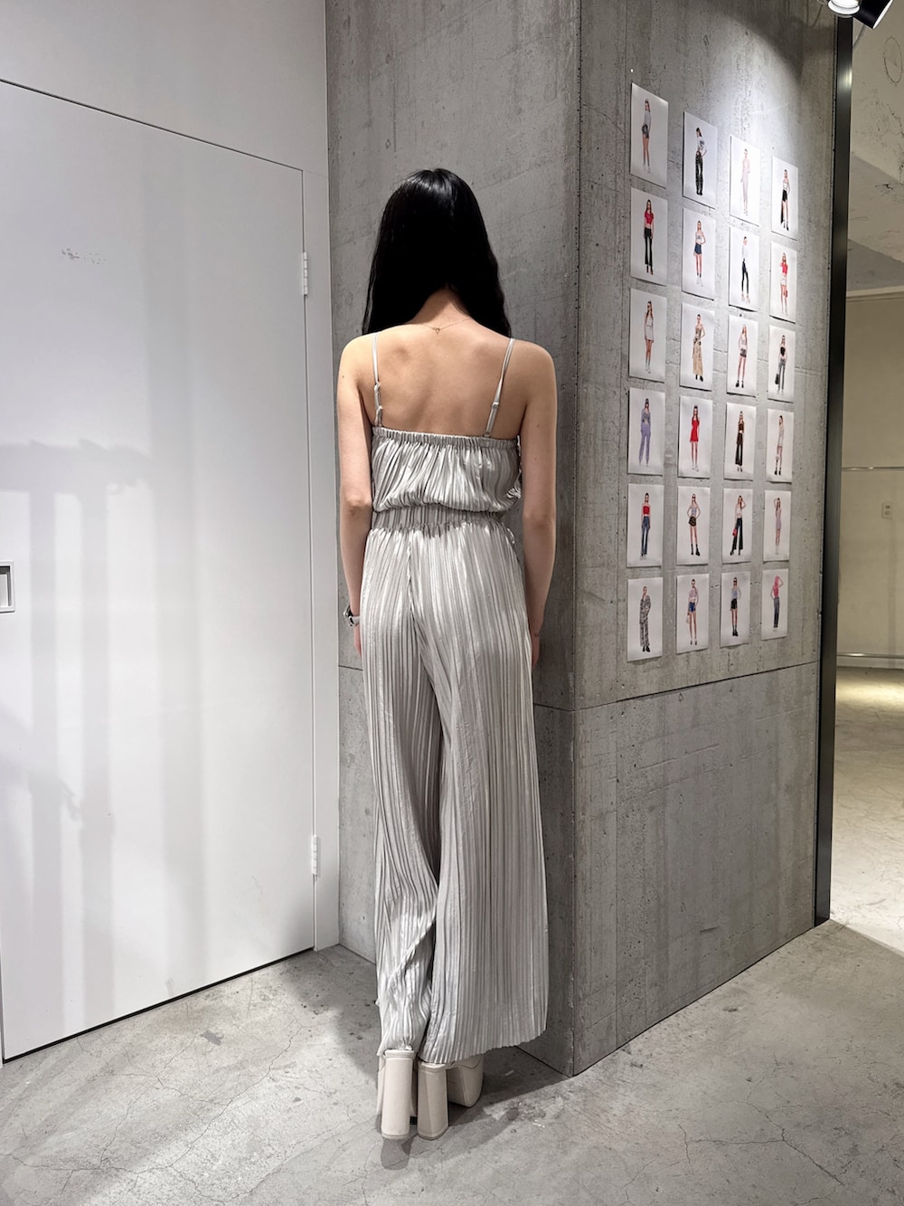 グレー系のつなぎ/オールインワン、ホワイト系のサンダルを着用したレディースの春コーディネートの2枚目の写真