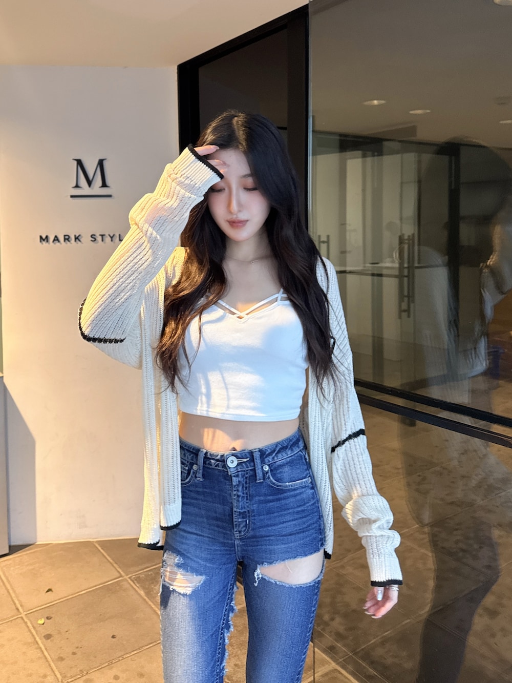 ブラック系のカーディガン/ボレロ、ホワイト系のキャミソール、ホワイト系のサンダルを着用したレディースの夏コーディネートの4枚目の写真