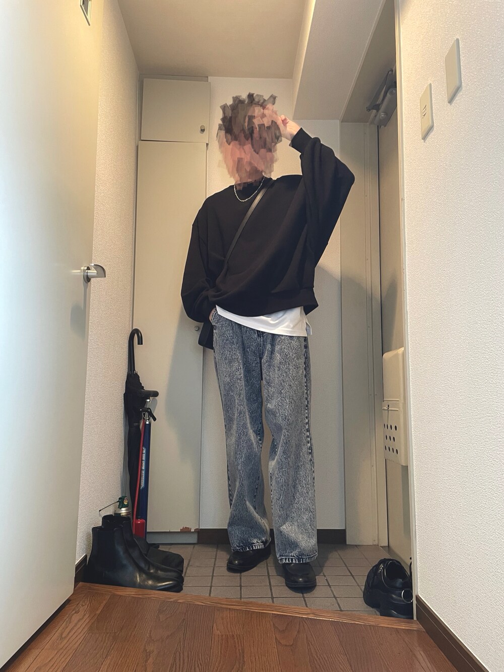 「今日のコーデ、きれいめカジュアル、デートコーデ、お洒落さんとつながりたい」｜「ADRERの【ADRER】ヴィンテージメイクワイドテーパードデニム（デニムパンツ、ブルー系）」を使った、LENNさん（メンズ・180cm）の春コーディネートの2枚目の写真