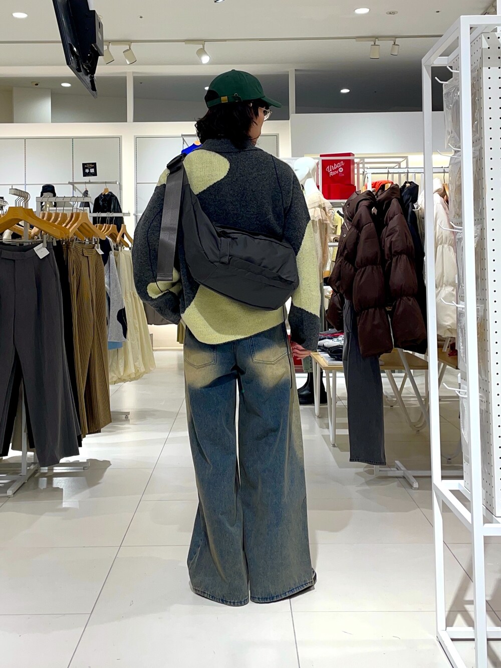 ホワイト系のTシャツ/カットソー、ブルー系のデニムパンツ、グレー系のショルダーバッグを着用したメンズの冬コーディネートの2枚目の写真