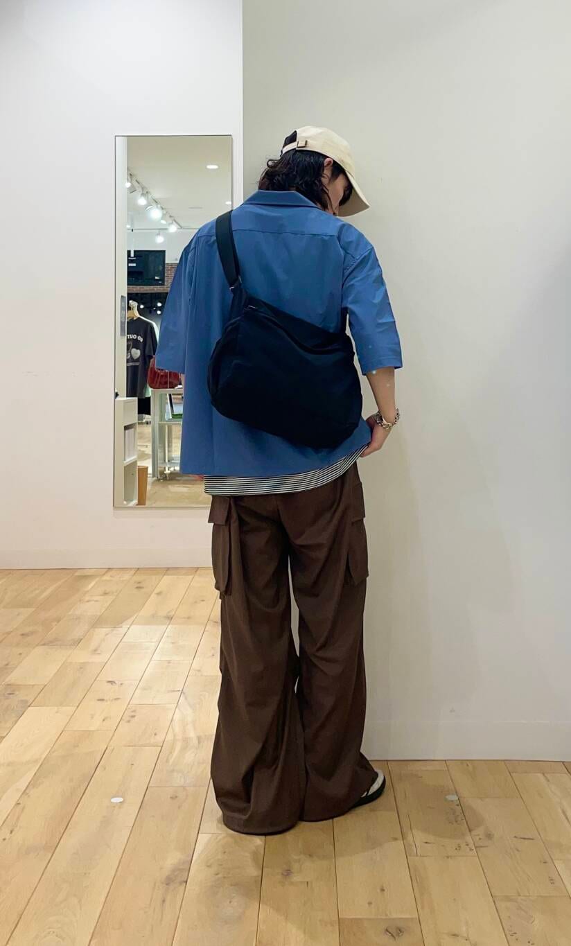 ブラック系のショルダーバッグ、ブラック系のTシャツ/カットソー、ブラウン系のその他パンツを着用したメンズの夏コーディネートの2枚目の写真