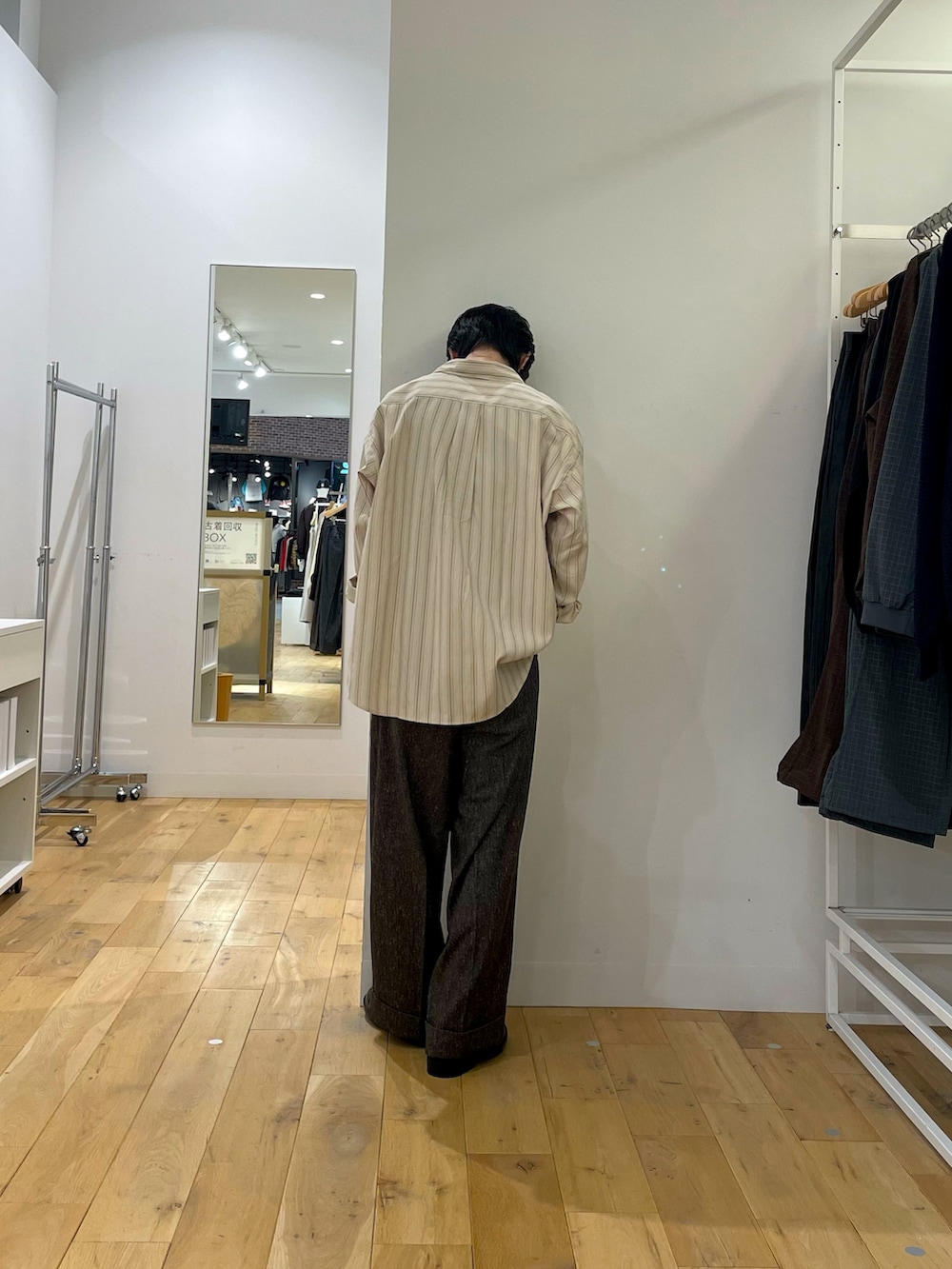 ベージュ系のシャツ/ブラウス、ブラウン系のその他パンツ、ブラック系のその他シューズを着用したメンズの秋コーディネートの3枚目の写真