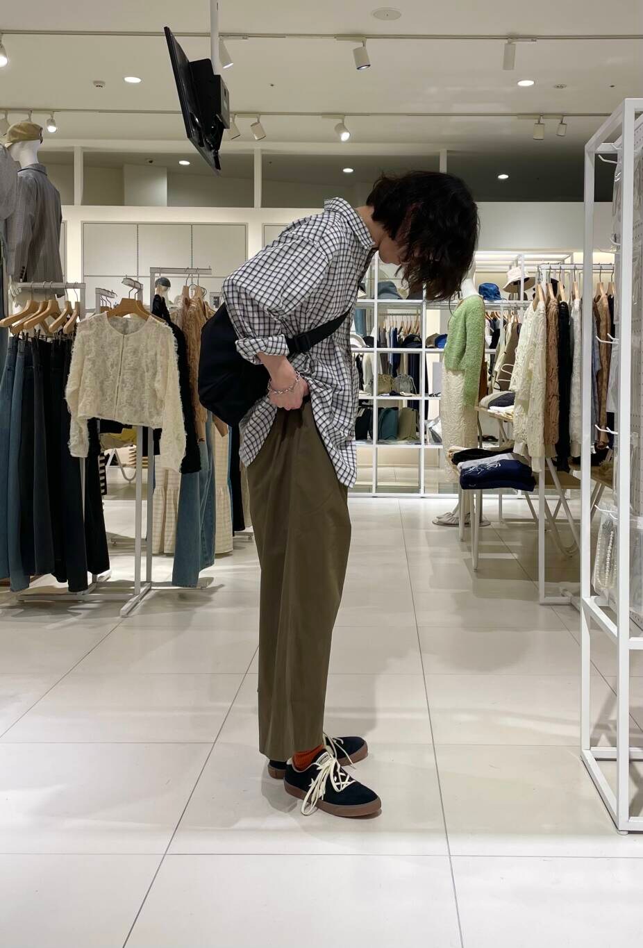 ホワイト系のシャツ/ブラウス、ホワイト系のTシャツ/カットソー、ブラック系のショルダーバッグを着用したメンズの春コーディネートの4枚目の写真