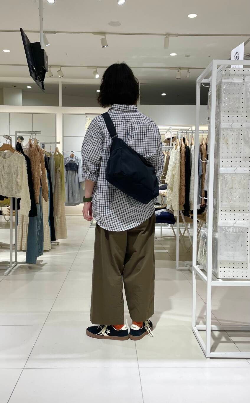 ホワイト系のシャツ/ブラウス、ホワイト系のTシャツ/カットソー、ブラック系のショルダーバッグを着用したメンズの春コーディネートの3枚目の写真