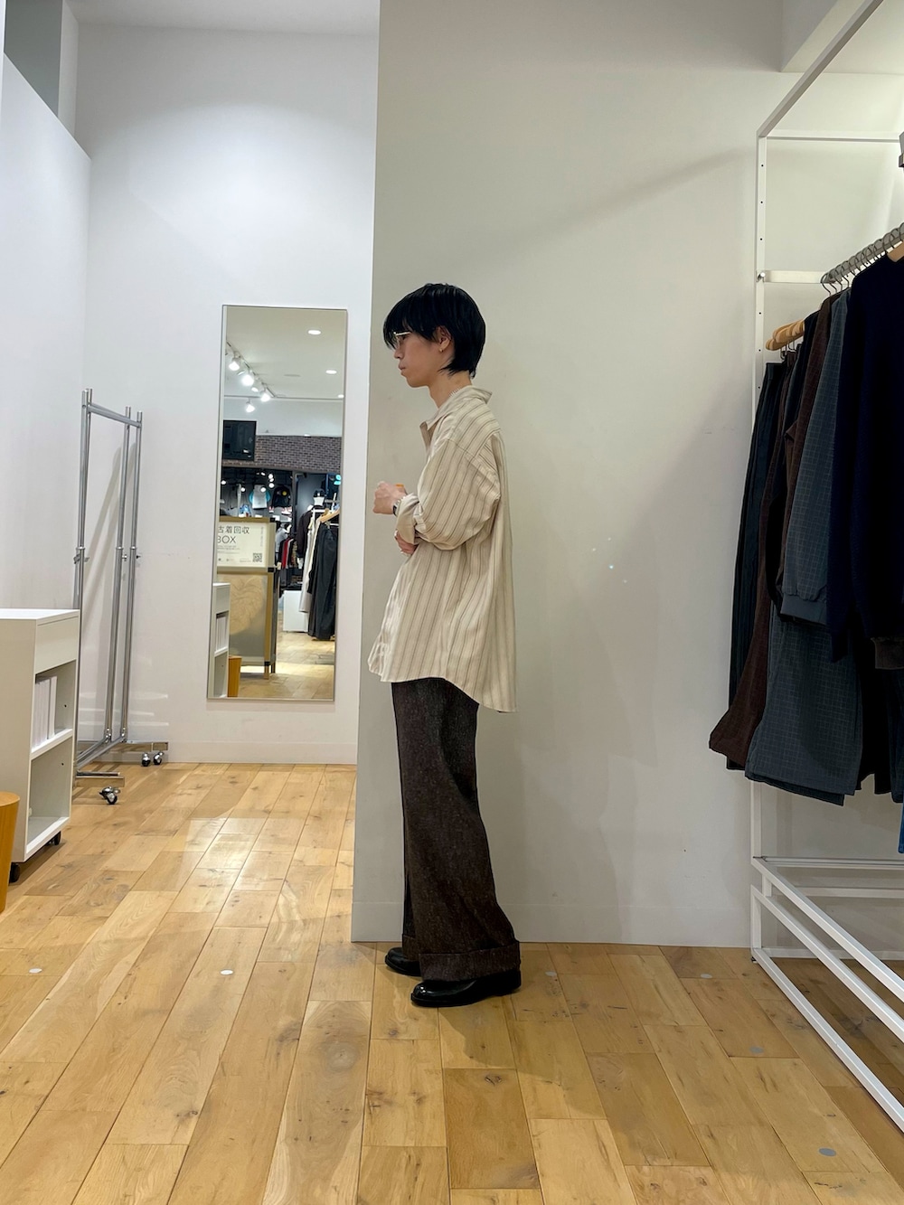 ベージュ系のシャツ/ブラウス、ブラウン系のその他パンツ、ブラック系のその他シューズを着用したメンズの秋コーディネートの2枚目の写真