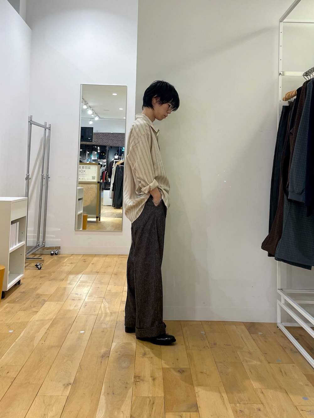ベージュ系のシャツ/ブラウス、ブラウン系のその他パンツ、ブラック系のその他シューズを着用したメンズの秋コーディネートの4枚目の写真