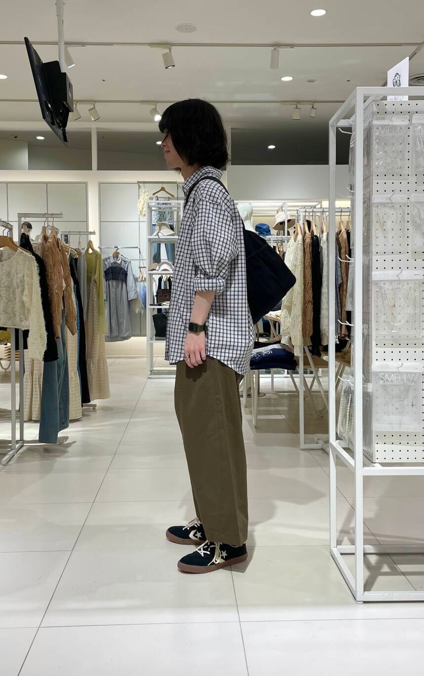 ホワイト系のシャツ/ブラウス、ホワイト系のTシャツ/カットソー、ブラック系のショルダーバッグを着用したメンズの春コーディネートの2枚目の写真