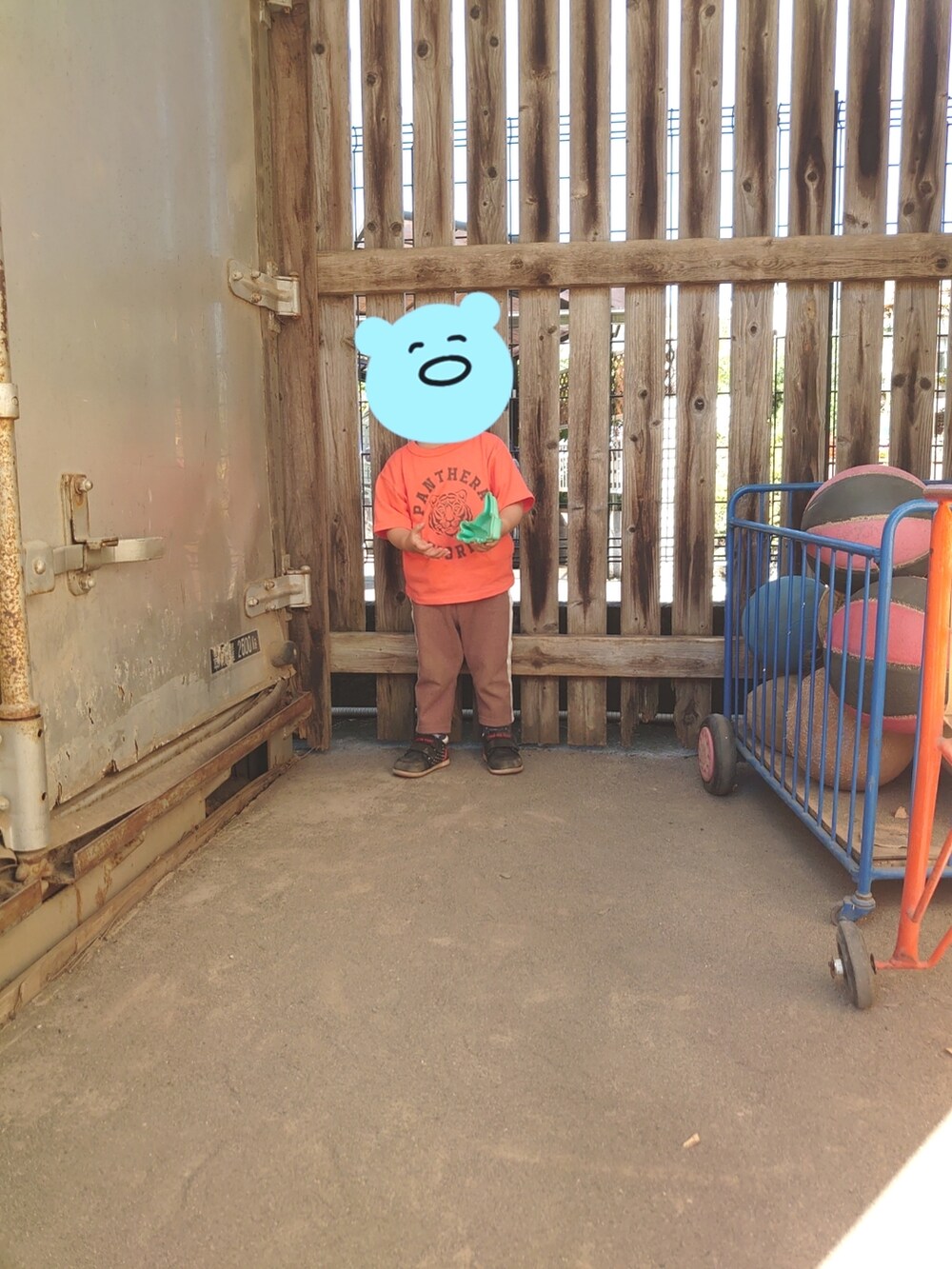 ブラウン系のパンツ、ブラック系のスニーカー、その他のスウェットを着用したキッズの秋コーディネートの2枚目の写真