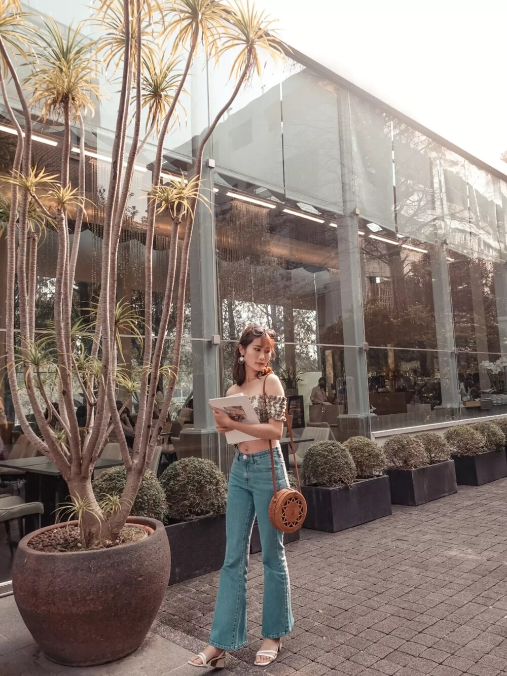 グリーン系のその他トップス、ブルー系のデニムパンツを着用したレディースの夏コーディネートの2枚目の写真