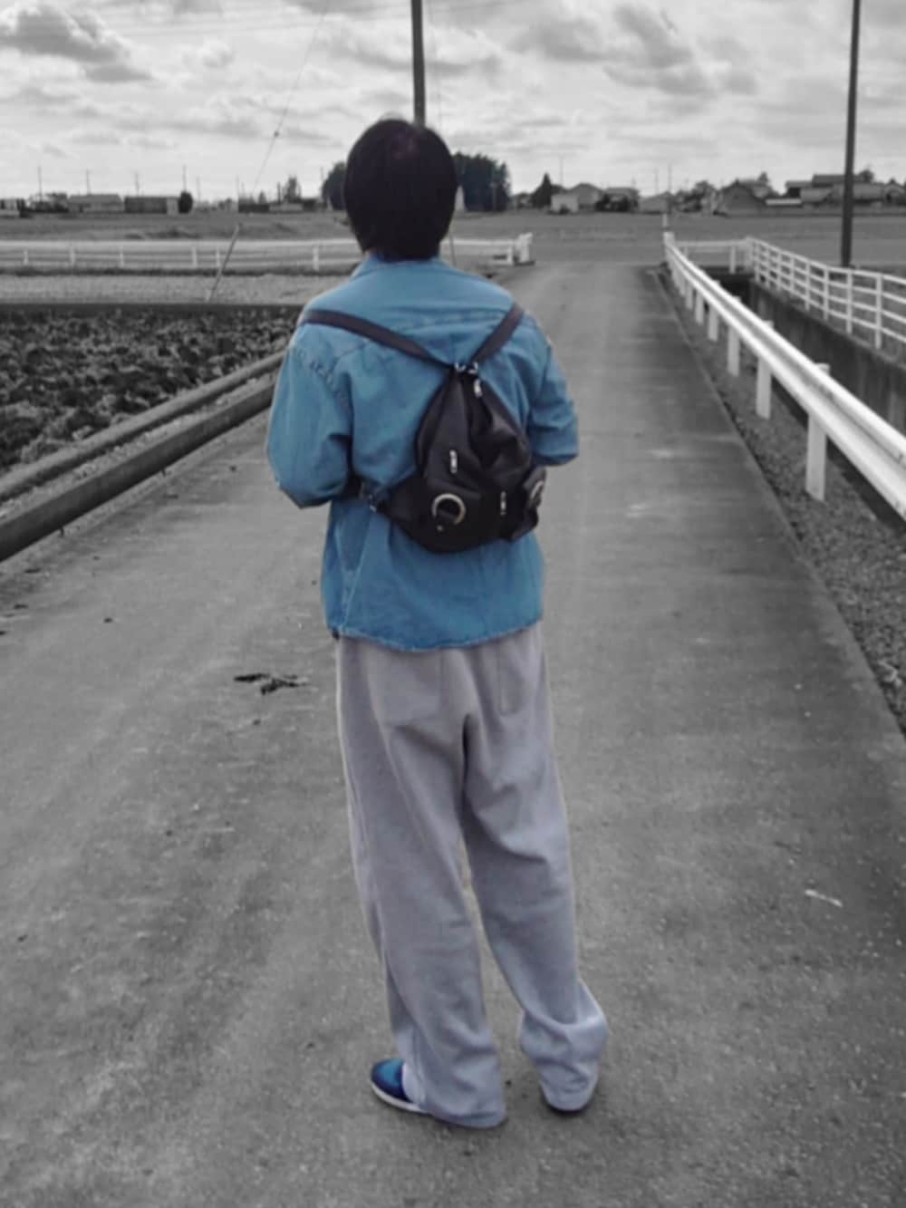 ブラック系のTシャツ/カットソー、ブルー系のデニムジャケット、グレー系のスウェットパンツを着用したメンズの秋コーディネートの2枚目の写真