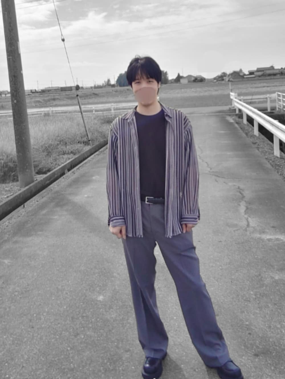 グレー系のジャケット/アウター、ブラック系のTシャツ/カットソー、グレー系のスラックスを着用したメンズの秋コーディネートの2枚目の写真