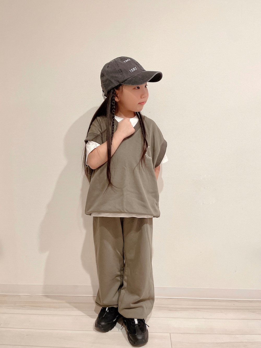 グリーン系のスウェット、グレー系のハットを着用したキッズの秋コーディネートの2枚目の写真