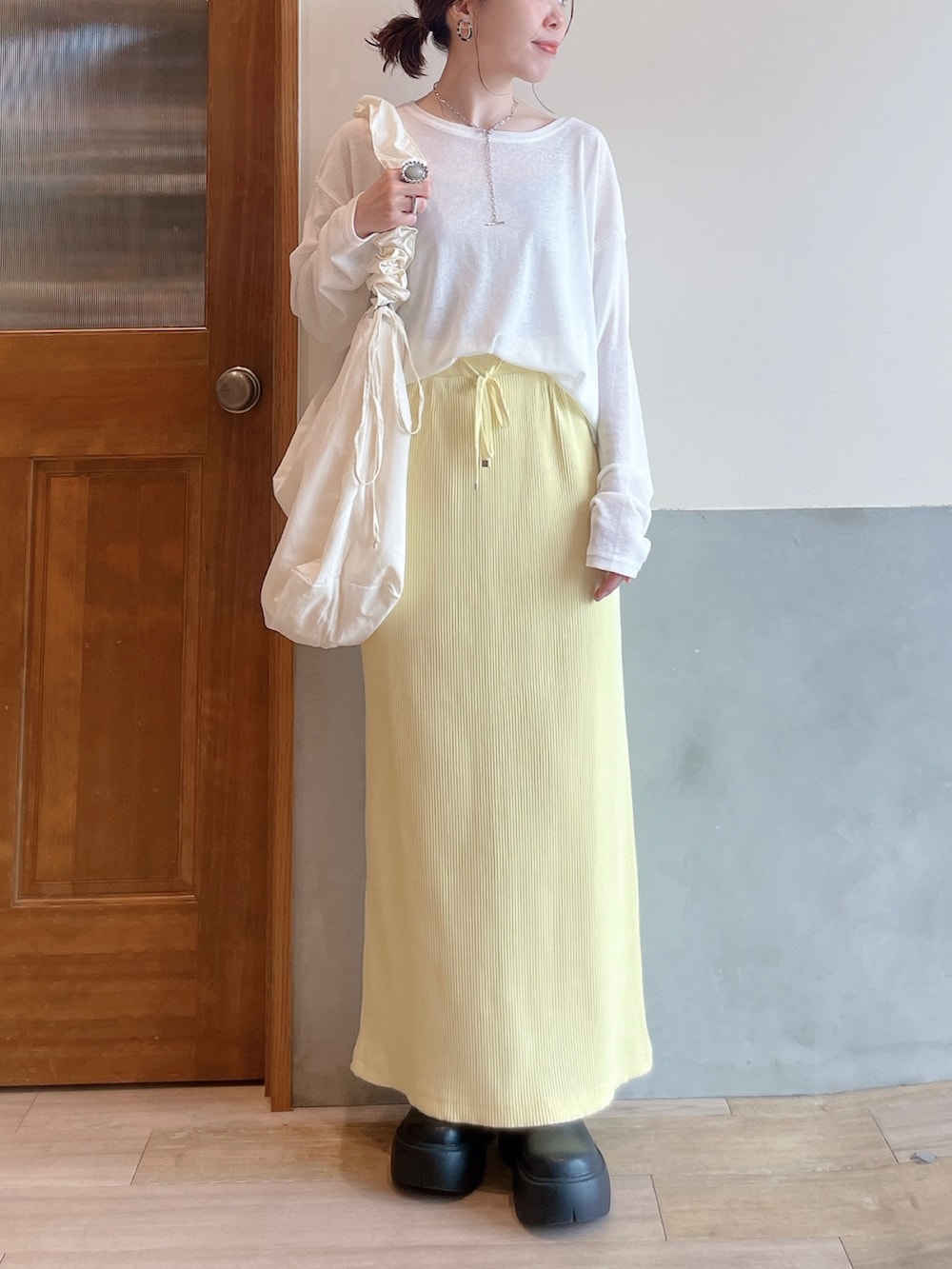 「シアートップス、リブスカート、スカートコーデ、イエロー、イエローコーデ、春コーデ、春色、春夏コーデ、春服、春カラー、オトナカジュアル、大人カジュアル、大人コーデ、低身長、低身長コーデ」｜「CIAOPANIC TYPYの【yuccA】フラワーリング（リング、グレー系）」を使った、にわまりこさん（骨格ウェーブ・レディース・151cm）の春コーディネートの4枚目の写真