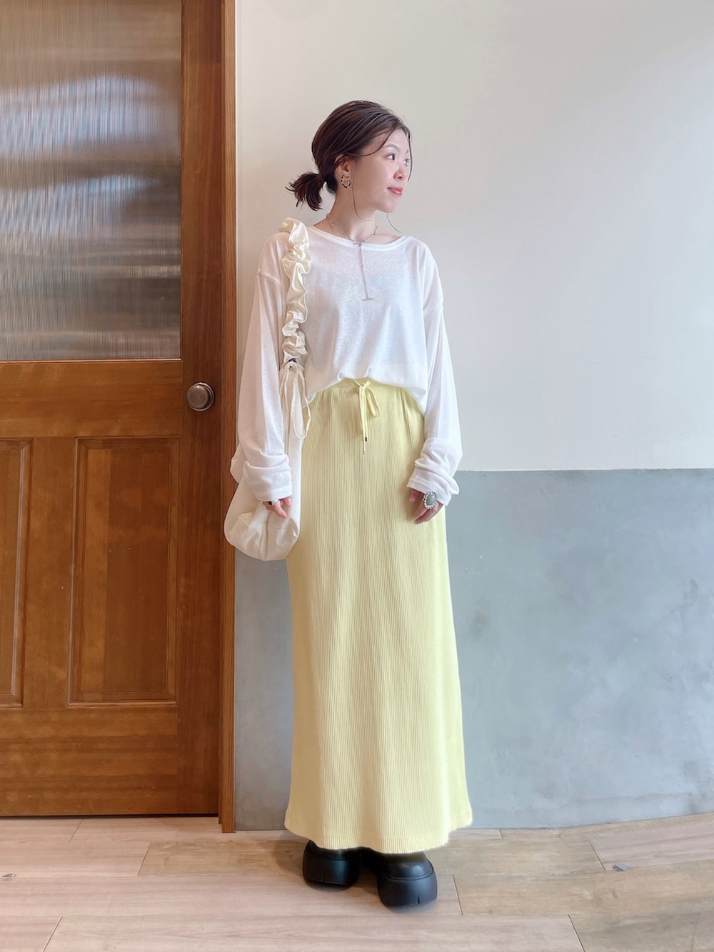 「シアートップス、リブスカート、スカートコーデ、イエロー、イエローコーデ、春コーデ、春色、春夏コーデ、春服、春カラー、オトナカジュアル、大人カジュアル、大人コーデ、低身長、低身長コーデ」｜「CIAOPANIC TYPYの【yuccA】フラワーリング（リング、グレー系）」を使った、にわまりこさん（骨格ウェーブ・レディース・151cm）の春コーディネートの2枚目の写真