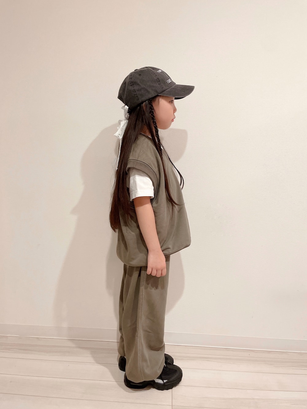 グリーン系のスウェット、グレー系のハットを着用したキッズの秋コーディネートの3枚目の写真