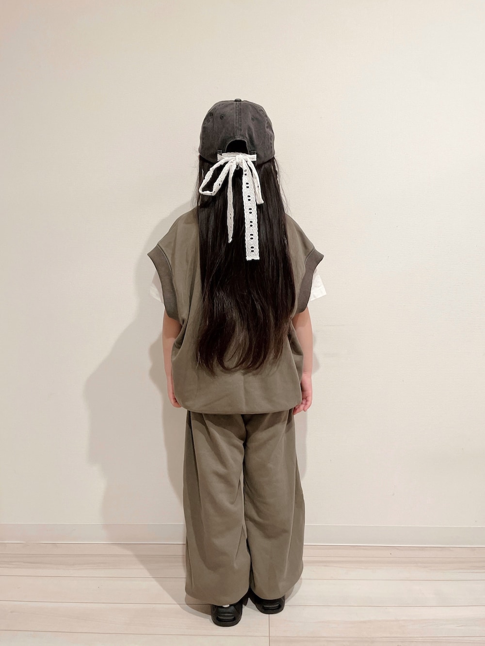 グリーン系のスウェット、グレー系のハットを着用したキッズの秋コーディネートの4枚目の写真