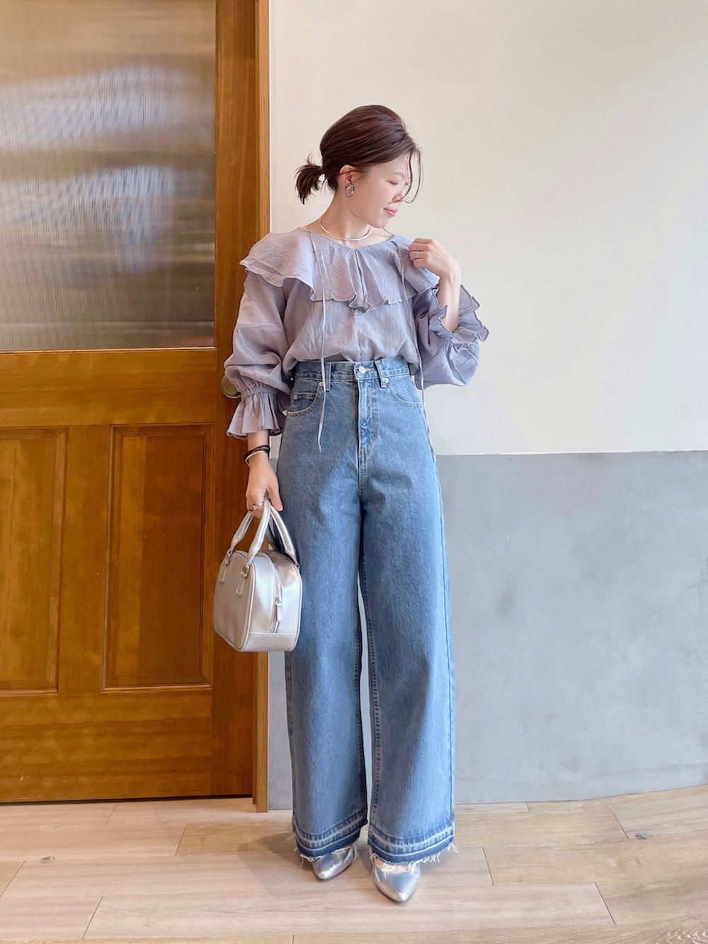 「India、ラッフルブラウス、キャンディスリーブ、シア―ブラウス、デニム、デニムパンツ、デニムコーデ、春コーデ、春色、春服、春カラー、オトナカジュアル、大人カジュアル、低身長、低身長コーデ」｜「CIAOPANIC TYPYの【2025年S/S新作】lilステンレスチョーカー（ネックレス、シルバー系）」を使った、にわまりこさん（骨格ウェーブ・レディース・151cm）の春コーディネートの3枚目の写真