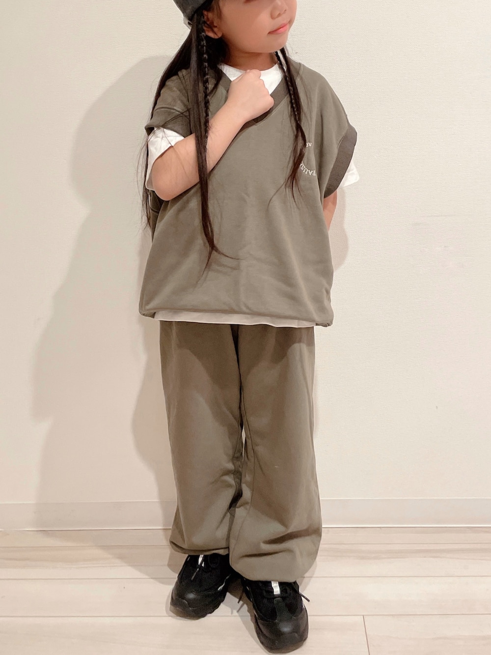 グリーン系のスウェット、グレー系のハットを着用したキッズの秋コーディネートの5枚目の写真