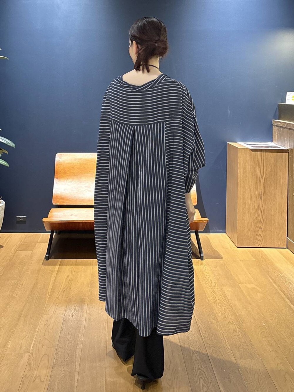 ブラック系のその他パンツ、ブルー系のシャツ/ブラウス、ブラック系のネックレスを着用したレディースの春コーディネートの3枚目の写真