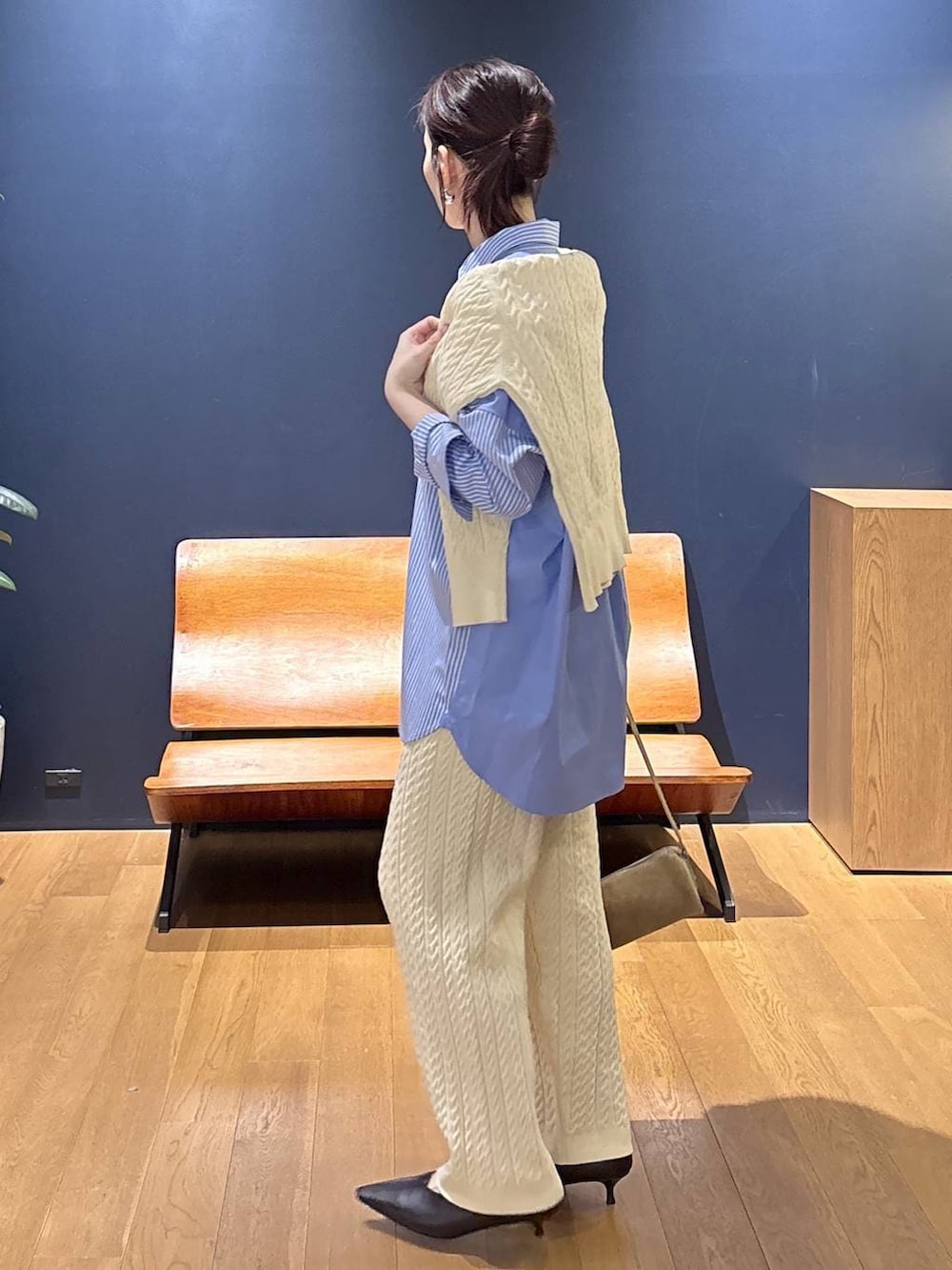 ブルー系のシャツ/ブラウス、ベージュ系のカーディガン/ボレロ、ベージュ系のその他パンツを着用したレディースの冬コーディネートの2枚目の写真