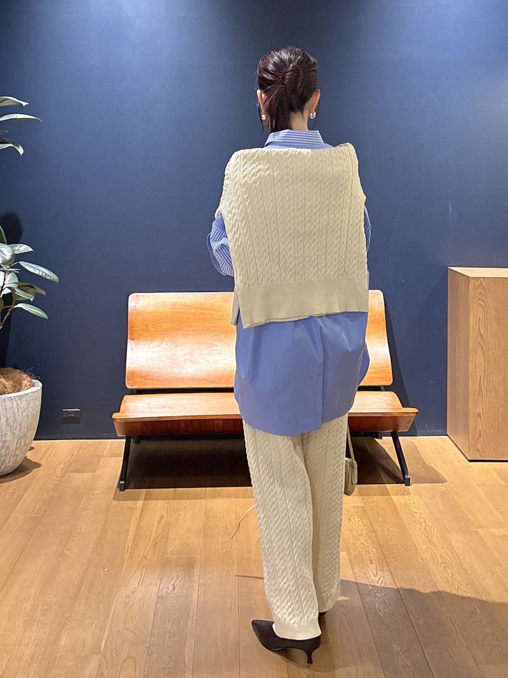 ブルー系のシャツ/ブラウス、ベージュ系のカーディガン/ボレロ、ベージュ系のその他パンツを着用したレディースの冬コーディネートの3枚目の写真