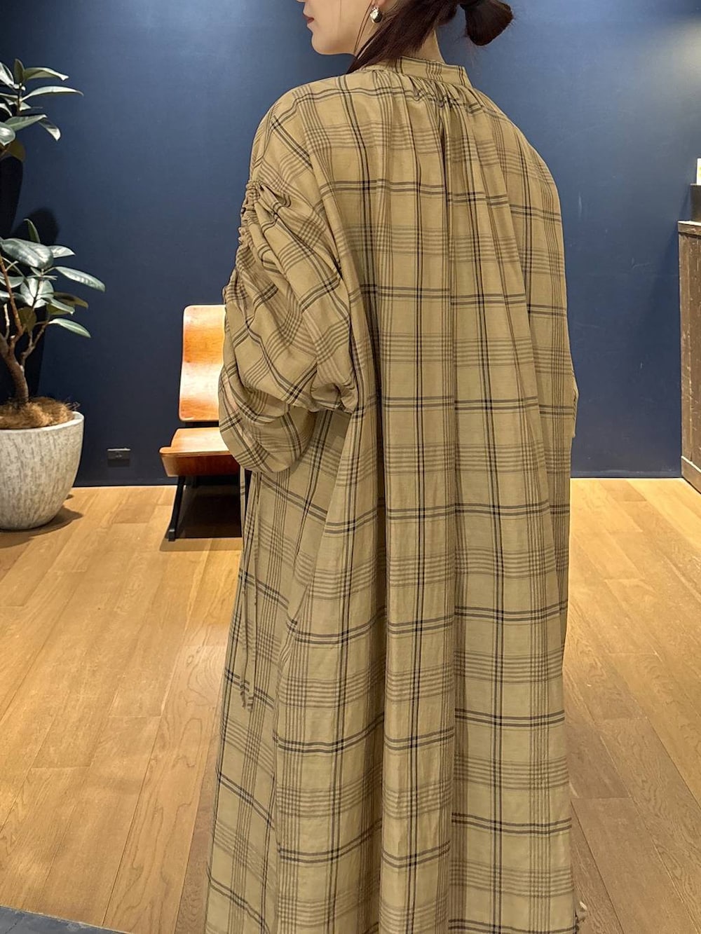 ベージュ系のワンピース、シルバー系のバングル/リストバンド、シルバー系のピアス(両耳用)を着用したレディースの春コーディネートの4枚目の写真