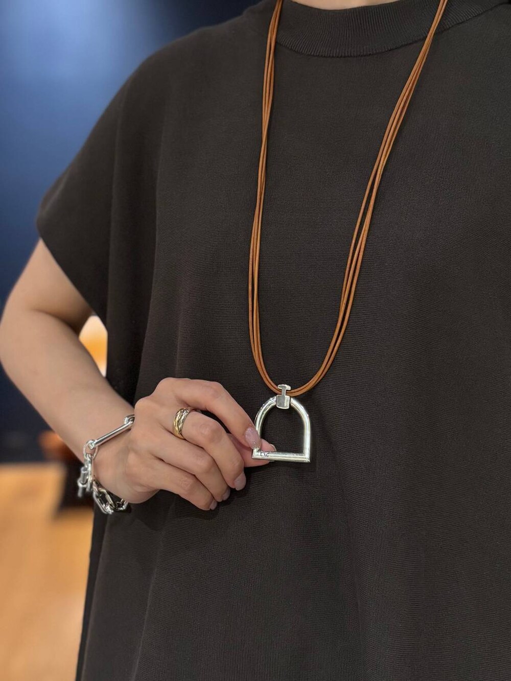 ブラック系のその他パンツ、グレー系のニット/セーターを着用したレディースの夏コーディネートの4枚目の写真