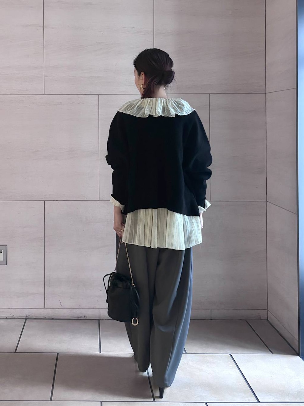 グレー系のその他パンツ、ブラック系のカーディガン/ボレロ、ゴールド系のピアス(両耳用)を着用したレディースの秋コーディネートの3枚目の写真