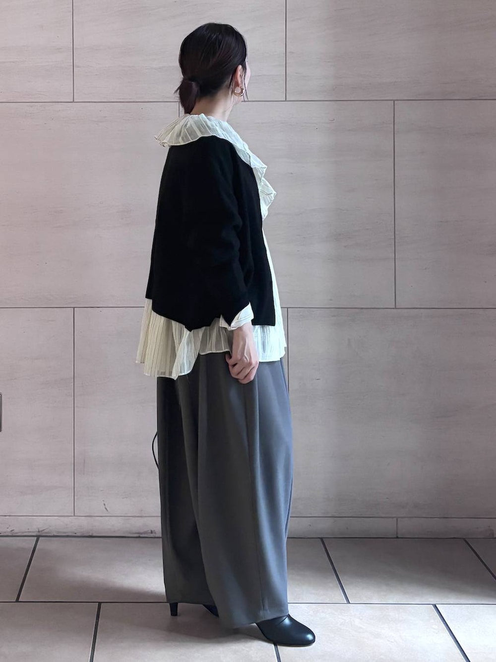 グレー系のその他パンツ、ブラック系のカーディガン/ボレロ、ゴールド系のピアス(両耳用)を着用したレディースの秋コーディネートの2枚目の写真